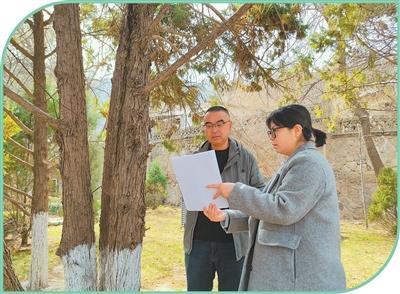 巨舜庆（左）在向工作人员了解树木.jpg