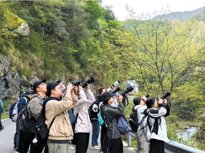 高校学子齐聚中南林参加观鸟大赛。刘洋摄.png